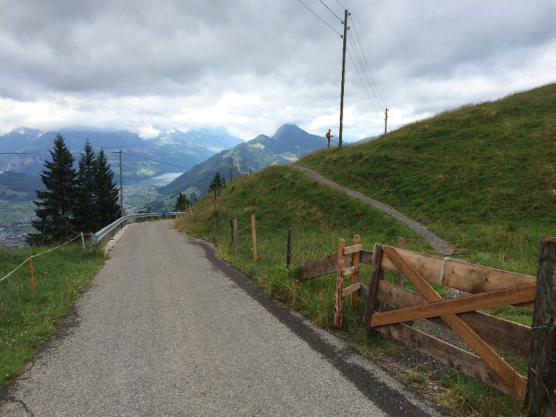 IMG_9883.jpg - Wanderweg m�ndet auf die Fahrstrasse zur Haggenegg