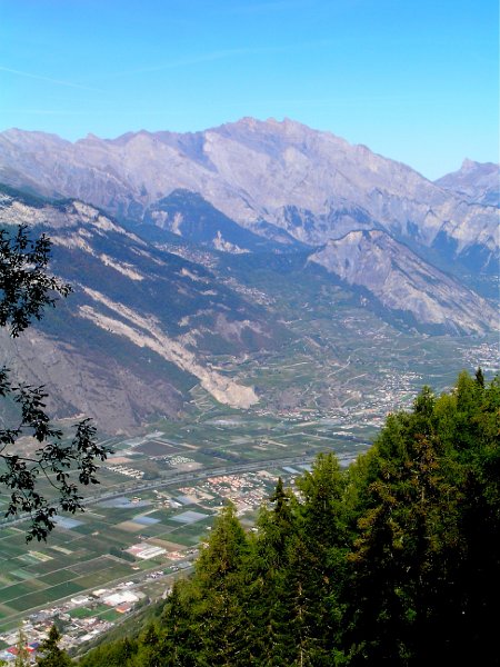 DSCN0624.jpg - Uebers Rhonetal: Saillon, Ovronnaz, dahinter Haut de Cry