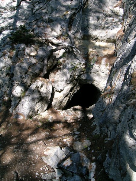 DSCN0672.jpg - Kurz vor der Cr�te du Seu f�hrt die Bisse durch eine Felsflanke.