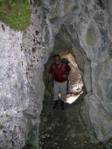 DSCN0673.jpg - Ohne Wasser in der Suone ist der Weg durch die Fels�ffnung die bequemste Variante.