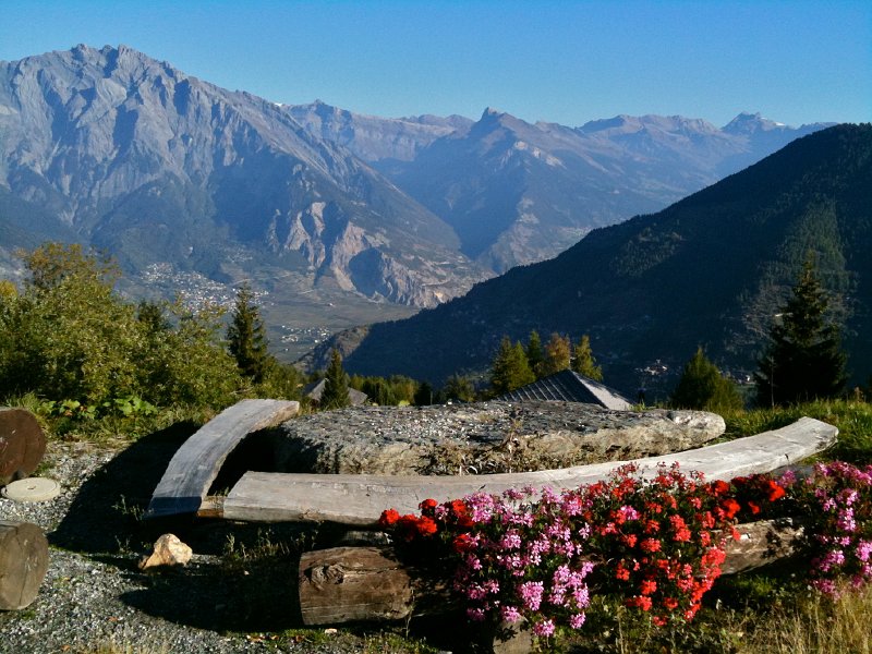 IMG_0644.jpg - Sitzplatz am Wanderweg, im Hintergrund das Tal von Derborence