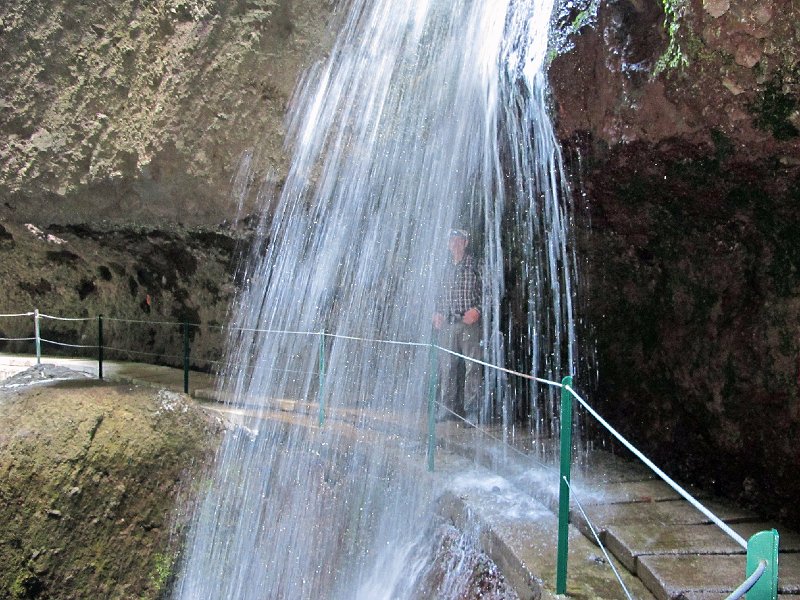 IMG_8887.JPG -                                Hinter dem Wasserfall