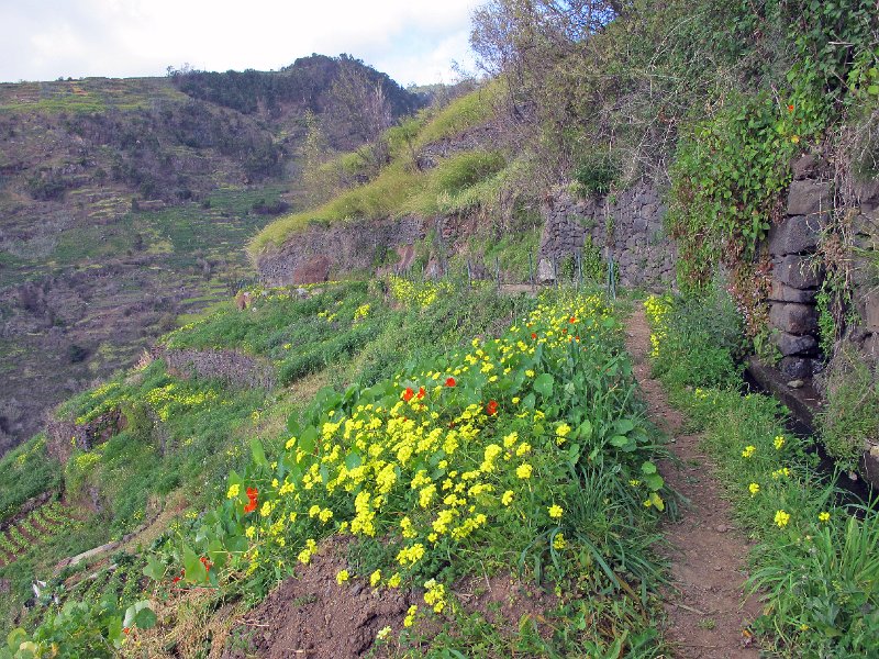 IMG_8906.JPG -                                Kurz vor Lombada gibt es noch eine heikle abgebrochene Wegstelle (im Hintergrund)