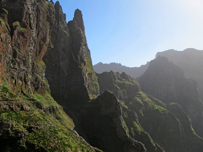 IMG_8520.JPG -                                Der R�ckweg f�hrt �ber den Grat am Horizont