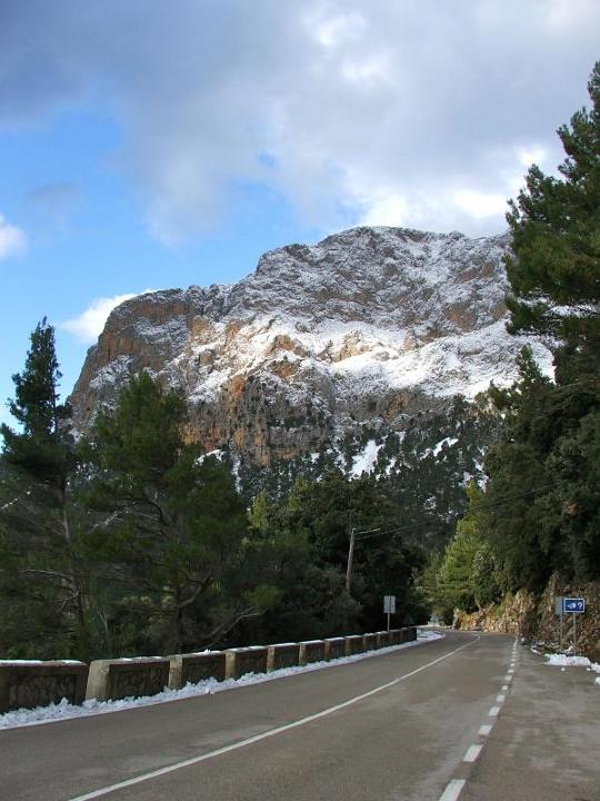 DSCF3721.jpg - Passstrasse am Coll de Puig Major - f�r einmal mit Schnee am Strassenrand