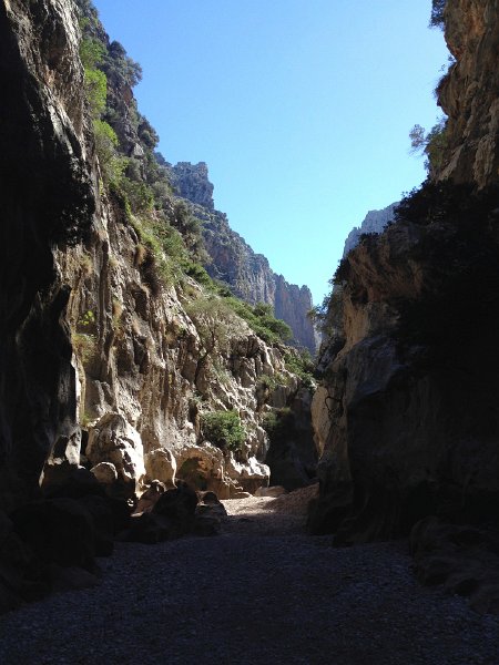 IMG_4456.jpg - F�r einmal flach, daf�r rutschiger Kies