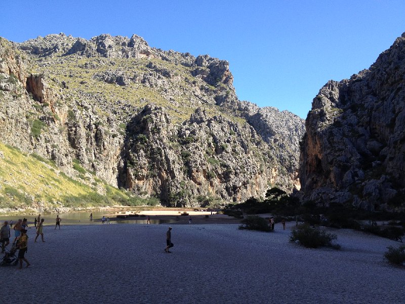 IMG_4494.JPG - ... und die Tagestouristen von Sa Calobra pr�gen das Bild