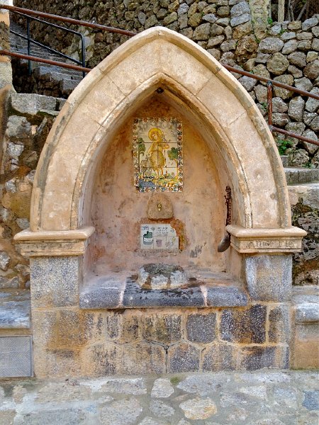 Mallorca_12_37.jpg - Brunnen in Dei�