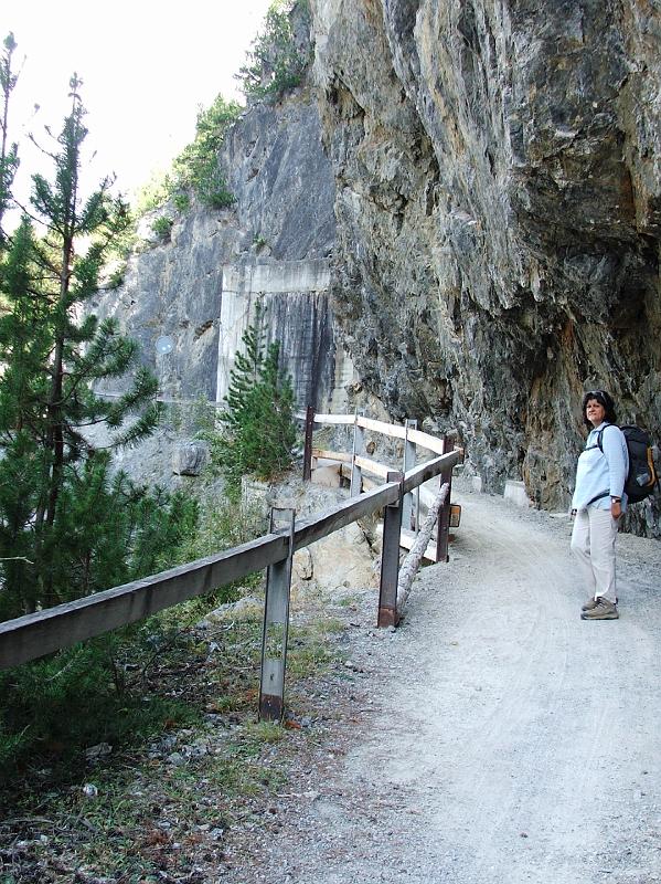 DSCF3397.JPG - Alter Weg beim Tunnel von Chast�s