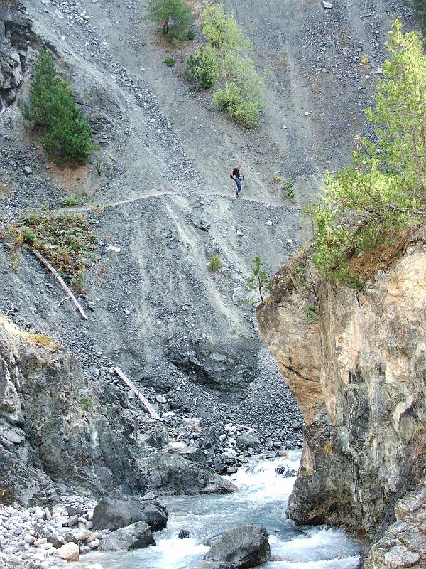 DSCF3438.JPG - Einzige heikle Passage in der Clemgiaschlucht