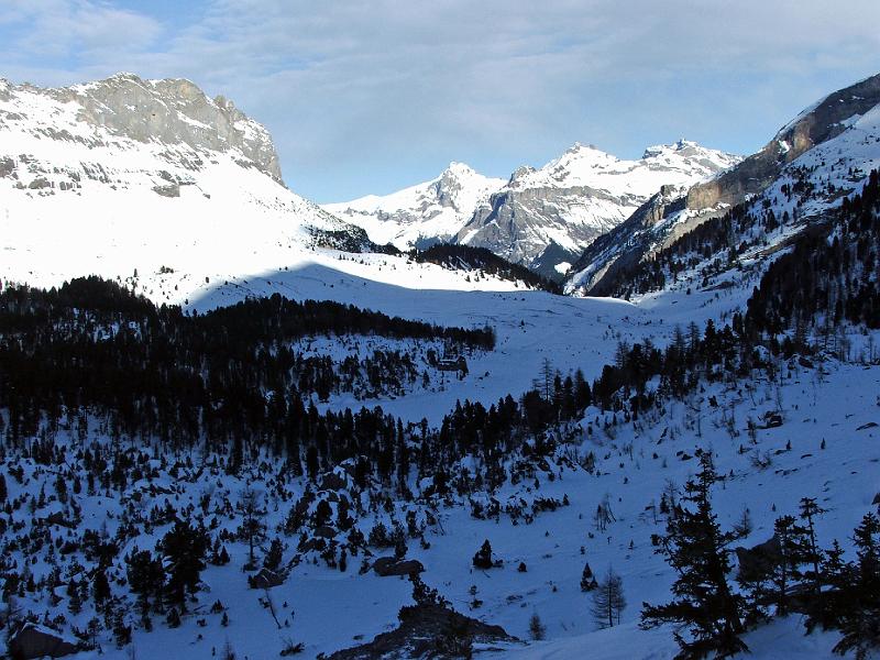 DSCF1856b.jpg - Auf halber H�he, Blick zur�ck auf die Spittelmatte und nach Sunnb�hl (in der Sonne. Markant der Schatten des Rinderhorns.
