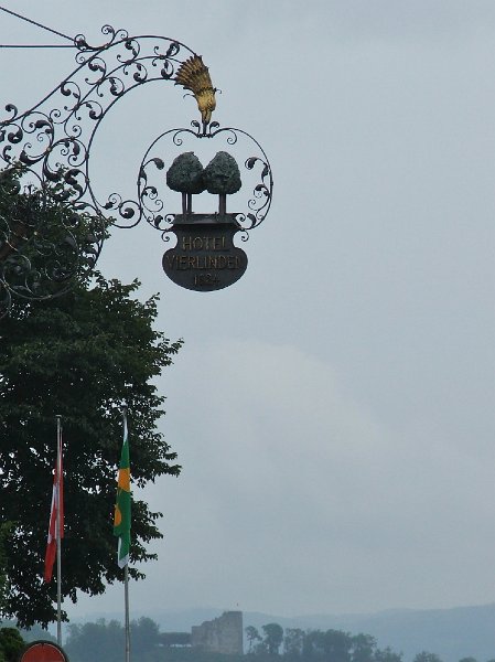 DSCF4492.jpg - Vier Linden, am untern Bildrand die Habsburg