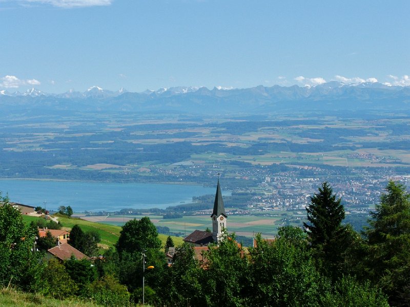 DSCF4658.jpg - Unten im Tal: Yverdon, davor der Kirchturm von Bullet