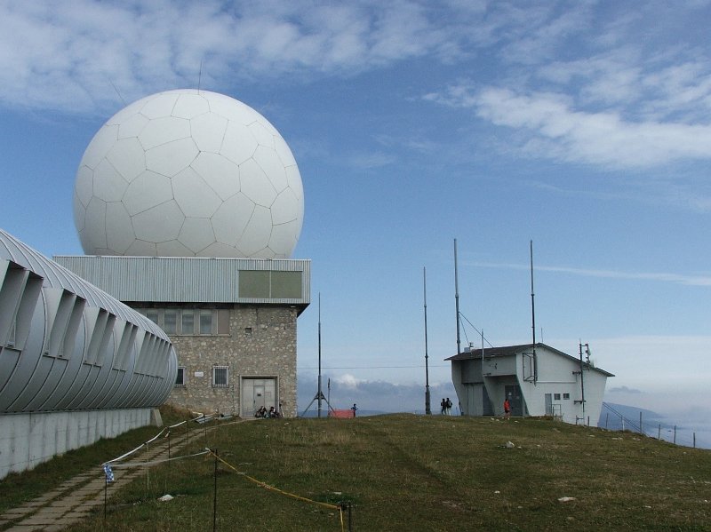 DSCF4854.jpg - Radaranlagen und kaum Schutz vor dem Wind.