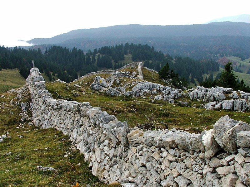 DSCF4858.jpg - Schutzmauern auf dem West-Grat