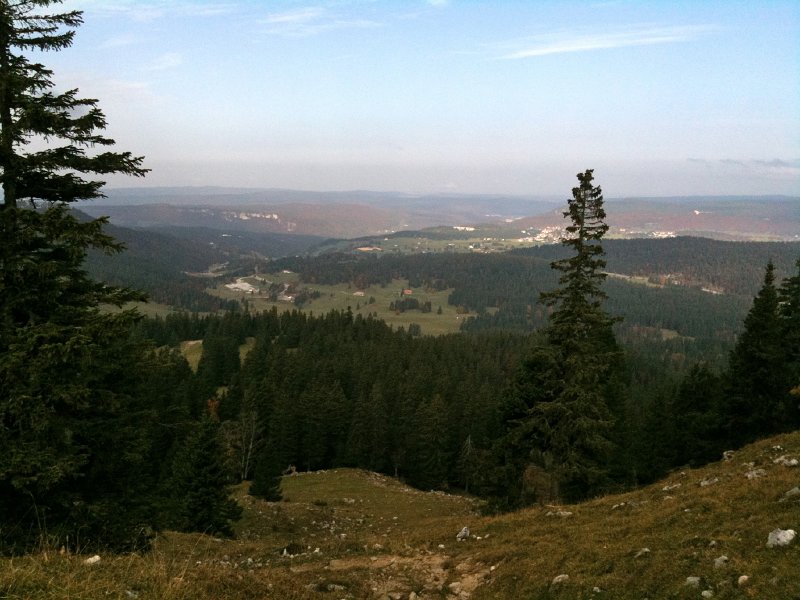 IMG_0108.jpg - Blick nach Norden hinunter nach La Cure und Les Rousses (F)