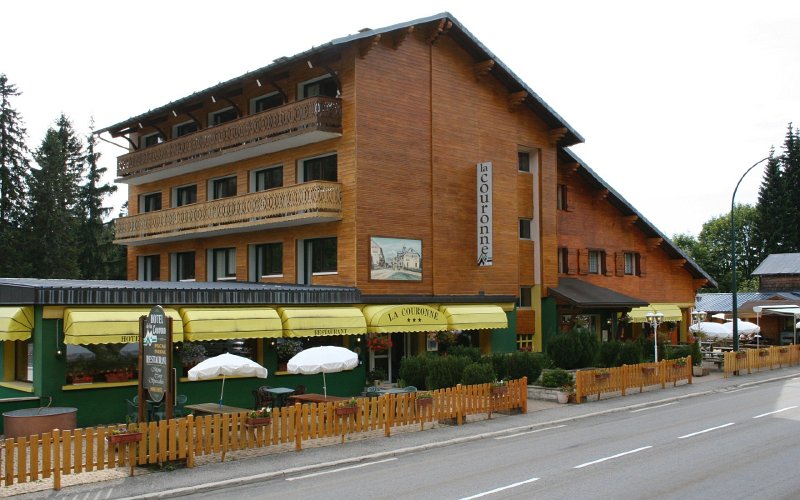 faucille_couronne.jpg - Hier endet am 10.10.2010 vorl�ufig unsere Jurah�henwanderung: Bei einem Glas Bier im H�tel de la Couronne.