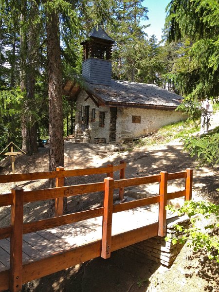 IMG_1173.jpg - Chapelle  Ste-Marguerite, dahinter 'Buvette des Vouasseurs'